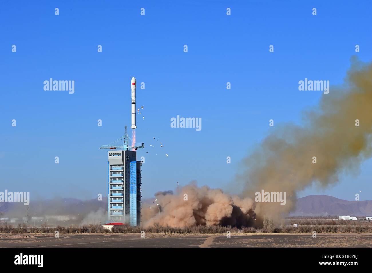 Jiuquan. 4 dicembre 2023. Un lungo razzo vettore March-2C che trasporta il satellite MISRSAT-2 esplode dal Jiuquan satellite Launch Center nel nord-ovest della Cina, 4 dicembre 2023. La Cina ha aiutato l'Egitto a inviare in orbita un satellite con telerilevamento dal Jiuquan satellite Launch Center nel nord-ovest della Cina lunedì. Anche i satelliti di telerilevamento Starpool 02-A e Starpool 02-B sono stati inviati nello spazio nello stesso momento. Crediti: Wang Jiangbo/Xinhua/Alamy Live News Foto Stock