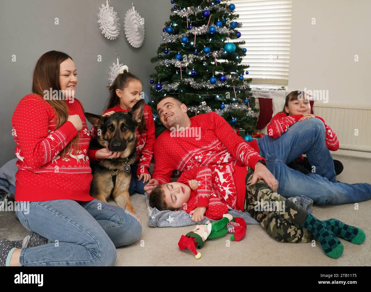 USO EDITORIALE SOLO la famiglia Dodd-Moore di Northumberland celebra il loro primo Natale con Buddy, un cane pastore amico tedesco della beneficenza Guide Dogs, che dicono abbia trasformato le loro vite da quando è stato in partnership con JJ, a 5 anni. Data di emissione: Lunedì 4 dicembre 2023. Foto Stock