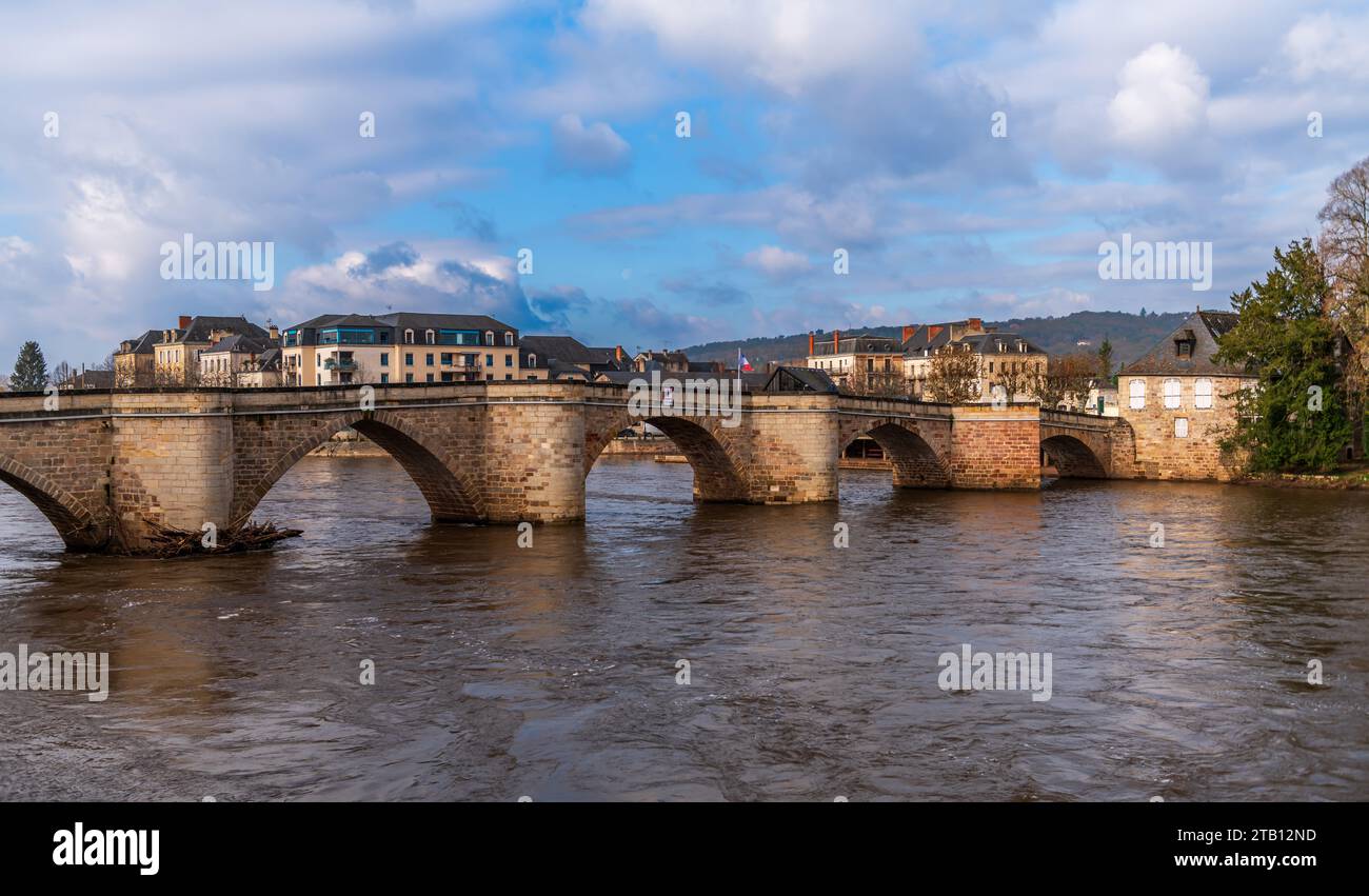 Il vecchio ponte sul Vézère a Terrasson Lavilledieu in Dordogna, Nouvelle Aquitaine, Francia Foto Stock