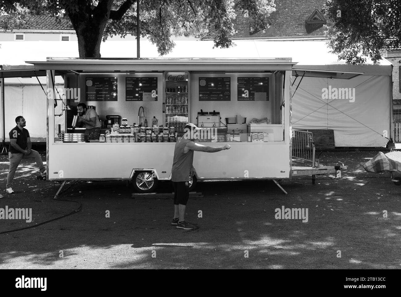 Petanque in front crepes seller, Dégagnac fête,Lot Department, Francia, Foto Stock