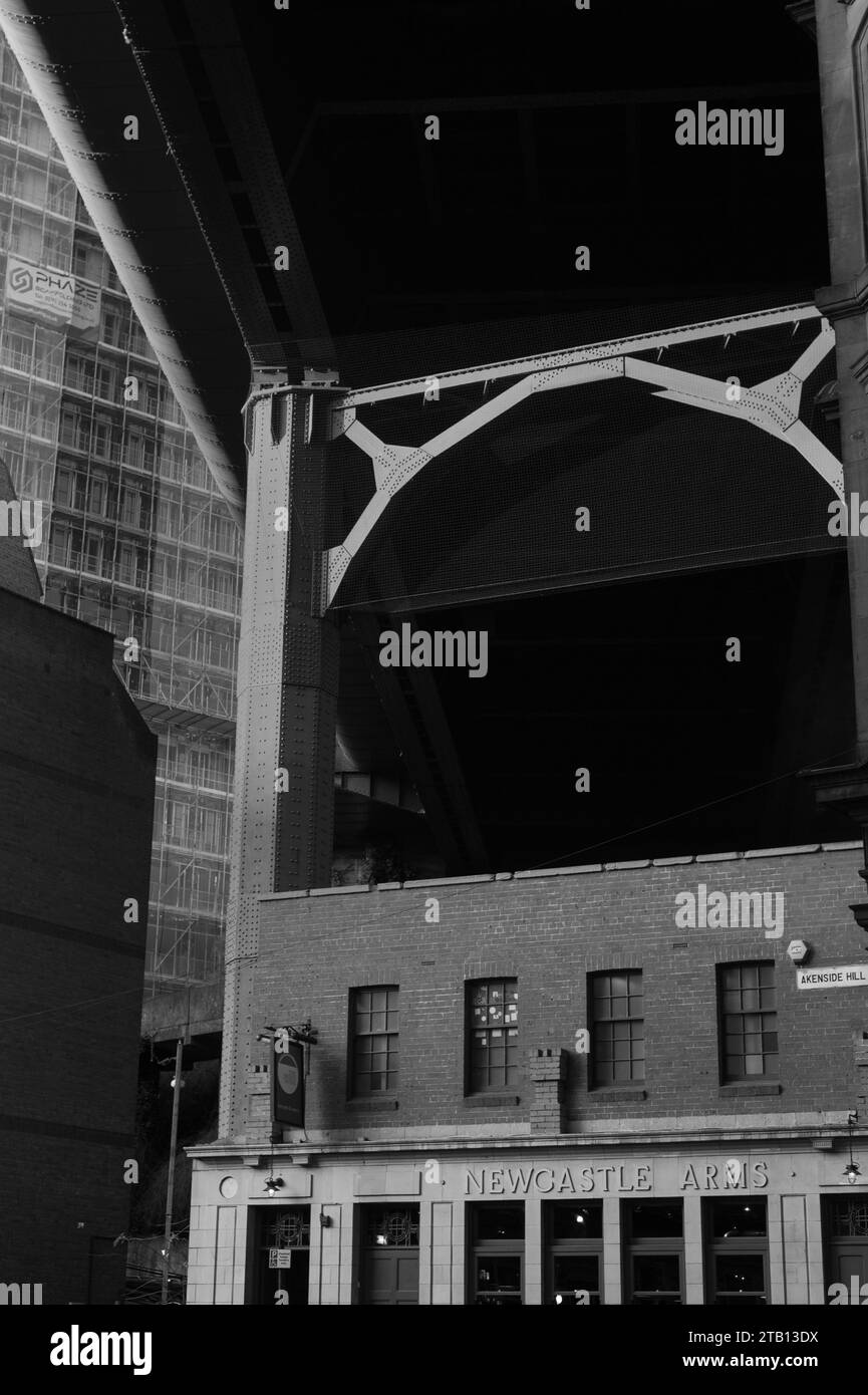 Il Newcastle Arms sotto il Tyne Bridge, Newcastle upon Tyne Foto Stock