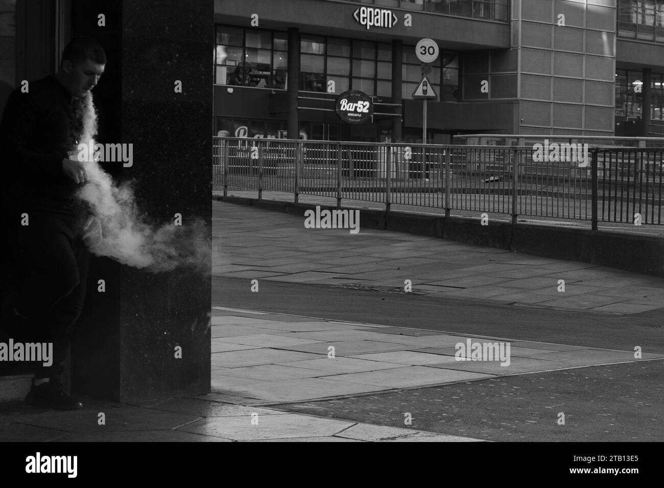 Man vaping, Swan House Roundabout, Newcastle upon Tyne Foto Stock