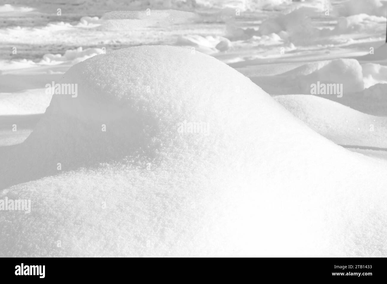 Colline innevate. Neve spazzata dal vento. Foto Stock
