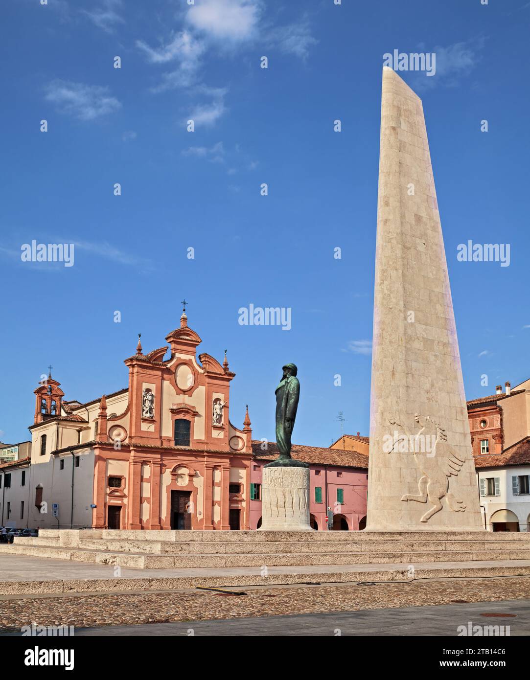 Lugo, Ravenna, Emilia Romagna, Italia: Veduta della statua dell'asso italiano di punta della prima guerra mondiale Francesco Baracca con l'aeroplano alto 27 m. Foto Stock