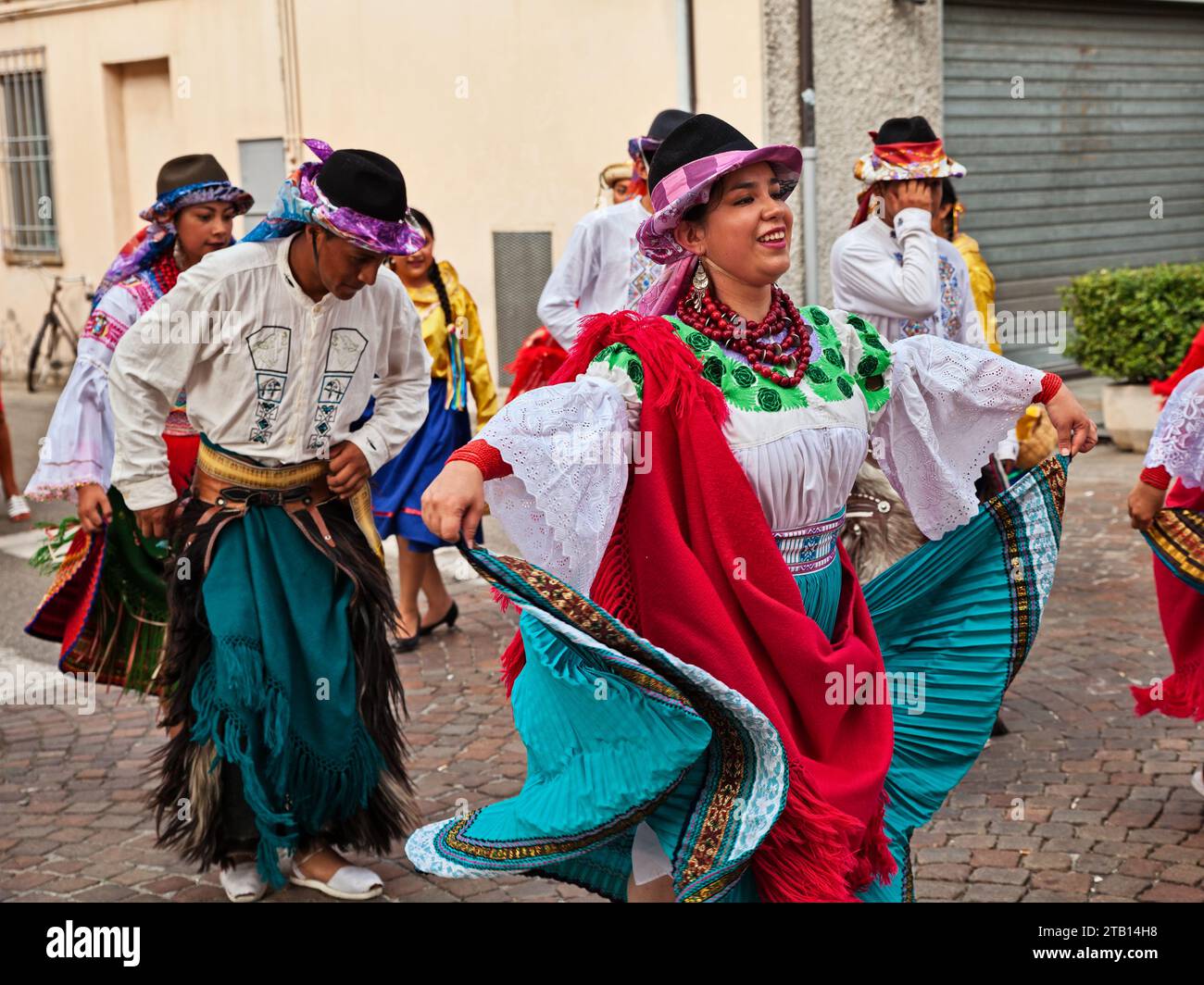 L'ensemble di danza popolare Cuniburo Cultural dall'Ecuador esegue la danza tradizionale nella strada cittadina durante il Festival Internazionale del Folklore a Rus Foto Stock