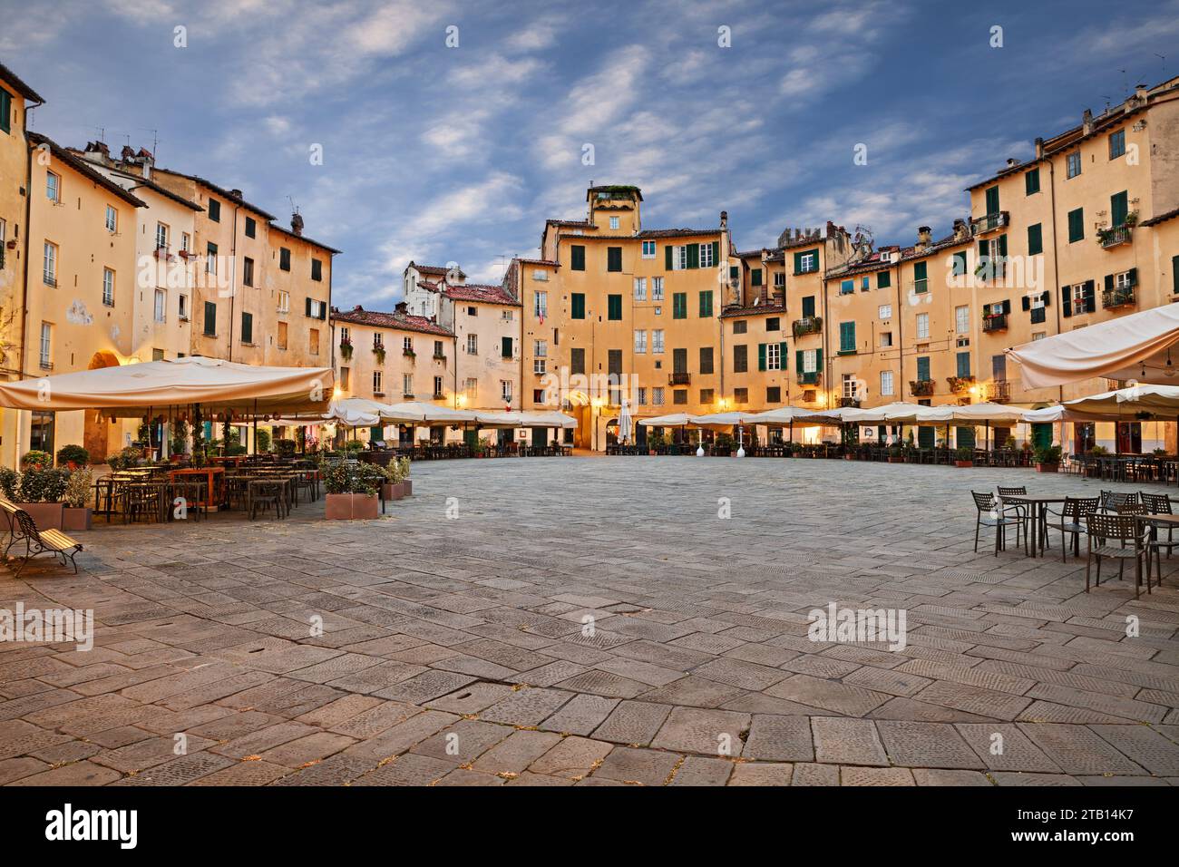 Lucca, Toscana, Italia: L'antica piazza dell'anfiteatro ellittico (Piazza dell'anfiteatro) con bar e ristoranti all'aperto nel centro storico di me Foto Stock