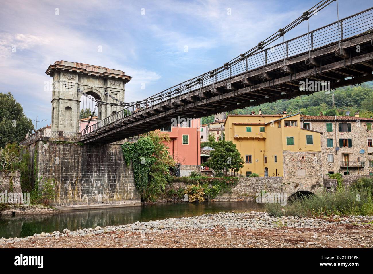 Bagni di Lucca, Toscana. Italia: Ponte delle catene, ponte sospeso del XIX secolo sul fiume Lima che collega i villaggi di Fornoli e Chifenti Foto Stock
