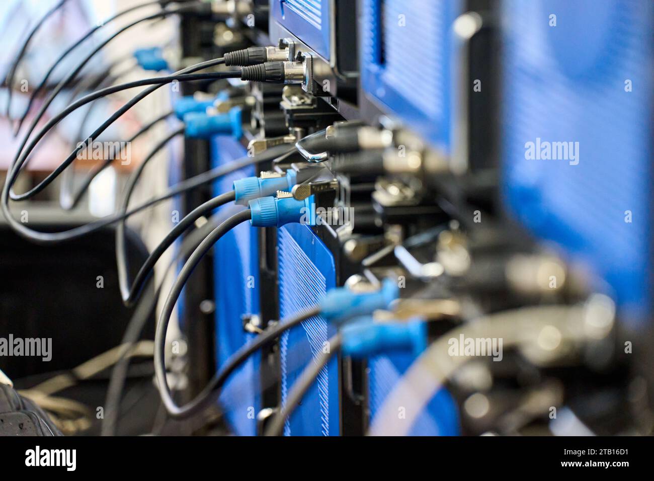 Fili inseriti in apparecchiature informatiche, bassa profondità di campo Foto Stock