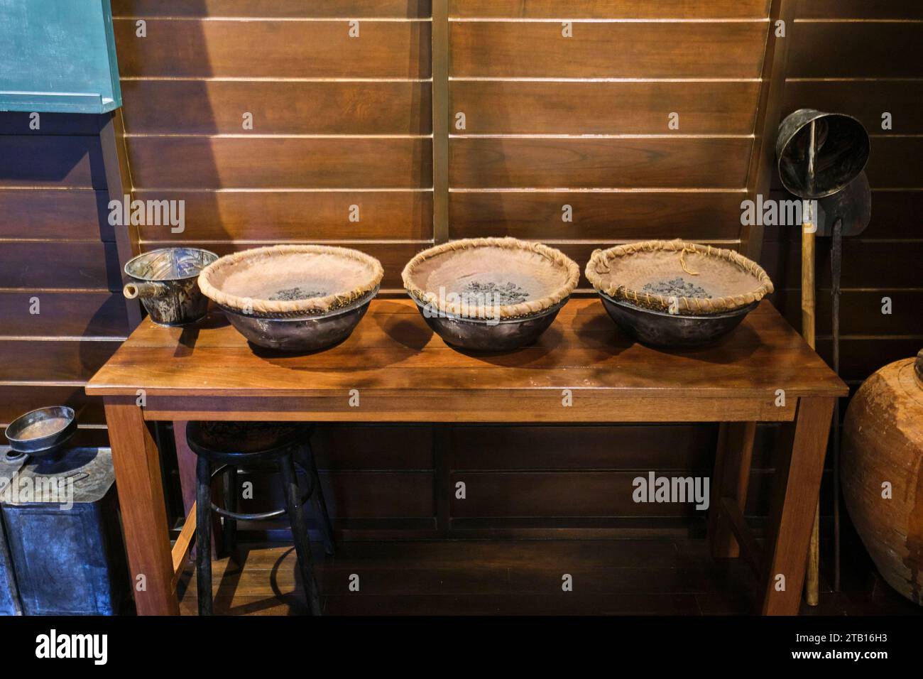 Dettaglio della cernita dell'oppio, della lavorazione con grippaggio e ciotole. Parte di un negozio di oppio ricreativo presso il Museo Siriraj Bimuksthan a Bangkok, Thailandia. Foto Stock