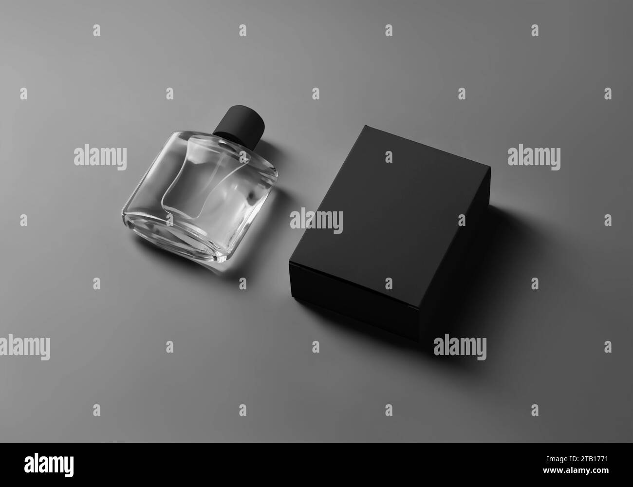 Modello di una scatola nera, flacone di profumo in vetro trasparente con coperchio, isolato su uno sfondo con ombre. Foto del prodotto per design e branding. Mockup Foto Stock