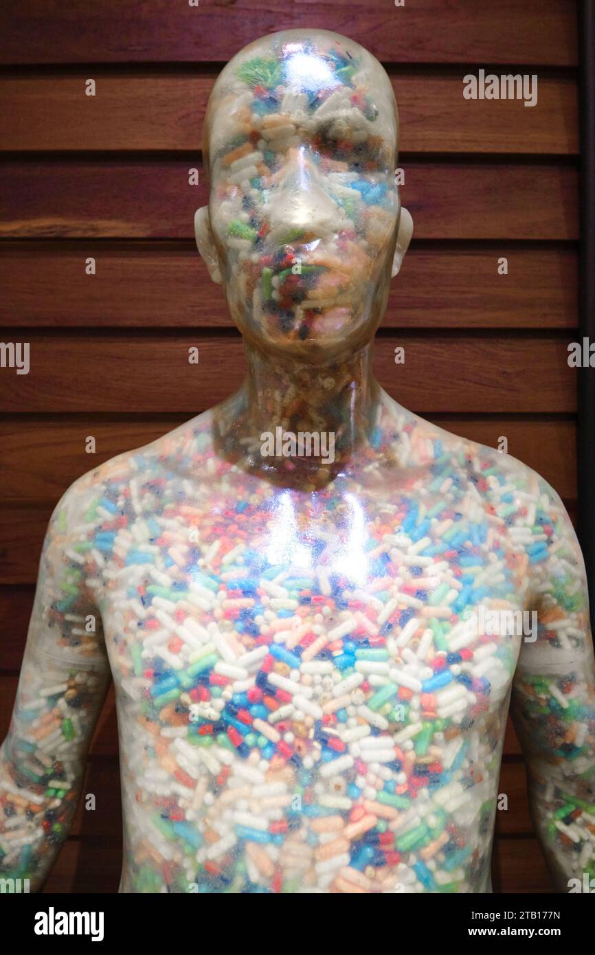 Una scultura simbolica e trasparente del corpo in plastica, piena di capsule colorate di vari farmaci. Parte della mostra Siriraj Piyamaharajkarun Hospital presso il Foto Stock