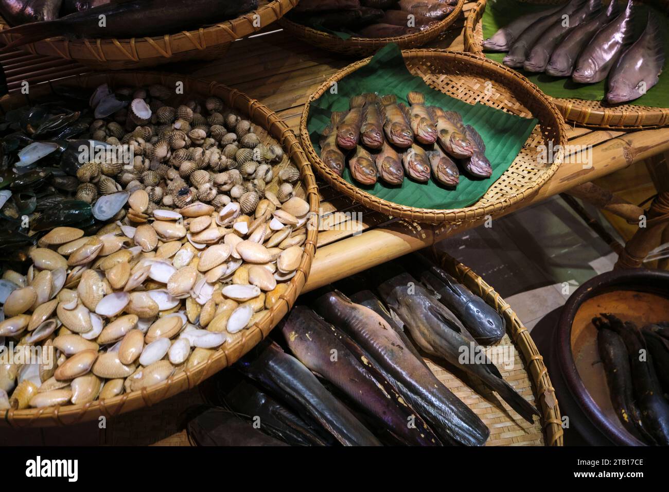 Un'attività ricreativa con pesce di plastica, vongole, frutti di mare, in genere venduti in un tradizionale mercato locale. Presso il Museo Siriraj Bimuksthan di Bangkok, tailandese Foto Stock