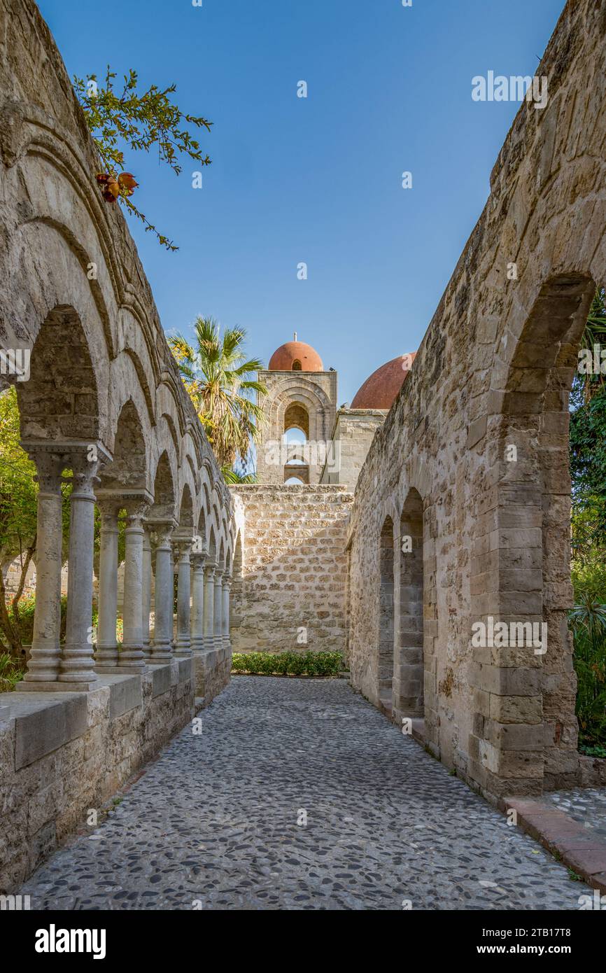 Chiesa di San Giovanni degli Eremiti, vista del chiostro e della cupola rosa Foto Stock