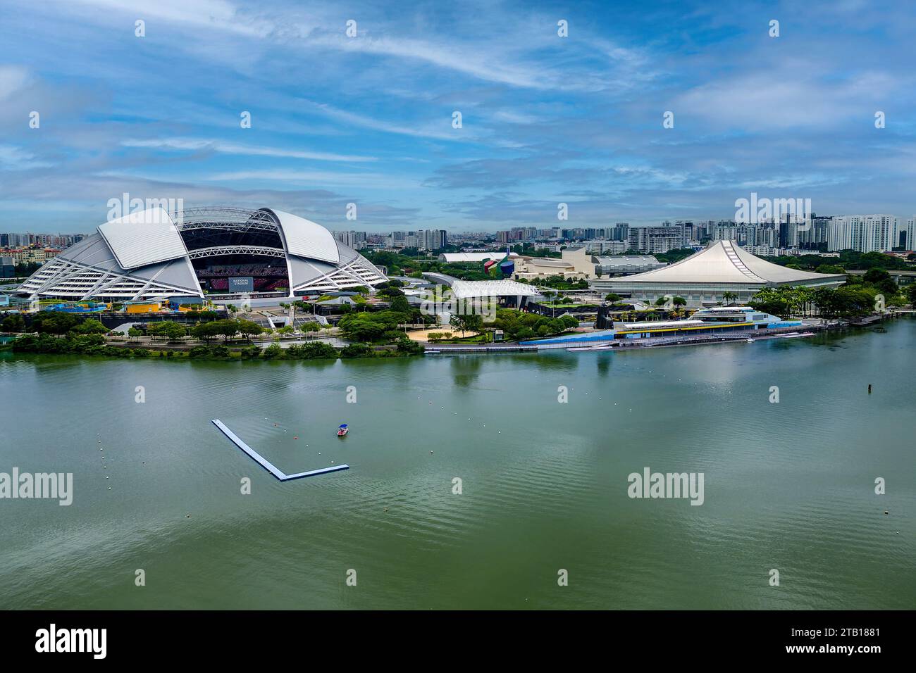 Vista aerea dello Stadio Nazionale di Singapore e dello Sports Hub accanto al bacino e al bacino idrico di Kallang Foto Stock