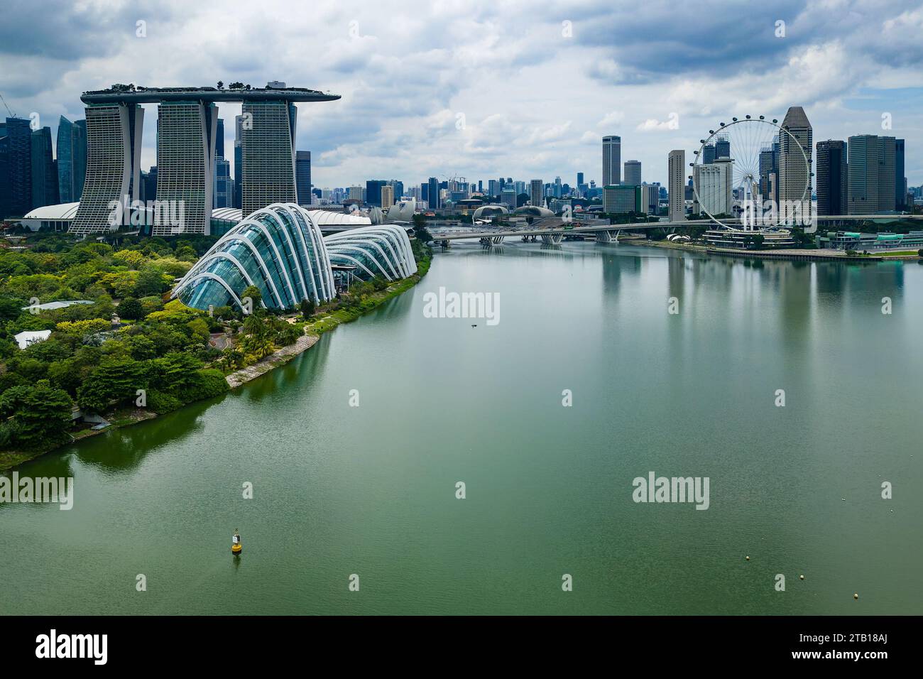 Vista aerea del bacino idrico e dell'area di Marina Bay della moderna città di Singapore Foto Stock