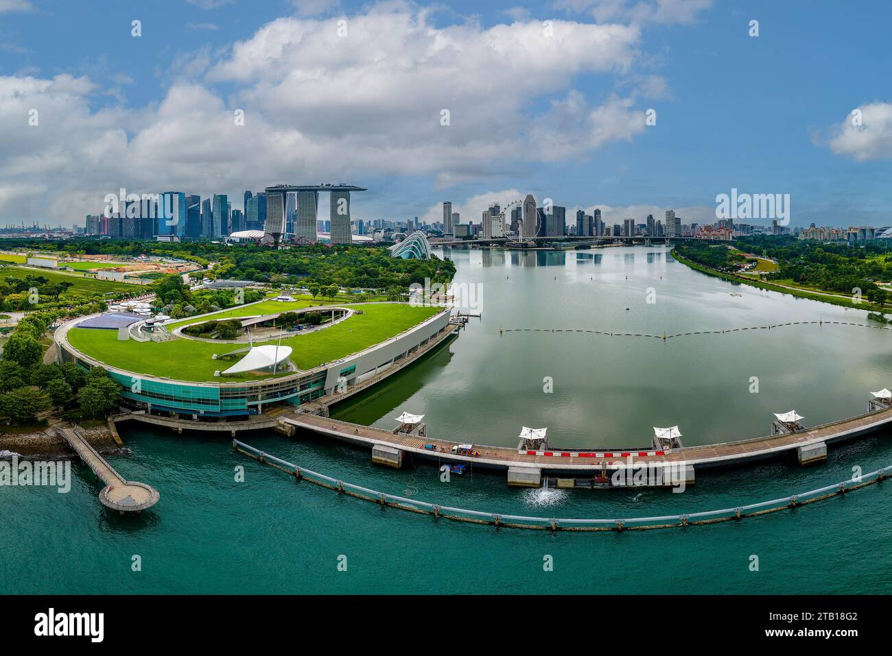 Vista dello sbarramento che separa l'oceano di acqua salata dal serbatoio di acqua dolce nella città di Singapore Foto Stock