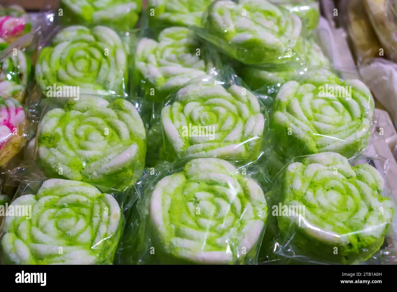Molte varietà di spuntini tradizionali venduti nel Marketplace all'alba a Surabaya, Giava Orientale, Indonesia. Foto Street Food Foto Stock