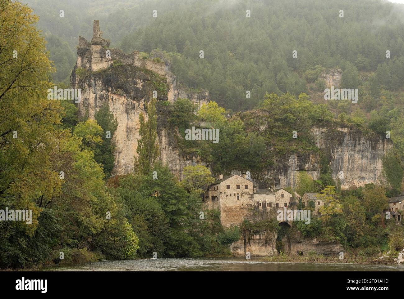 Il borgo medievale di Castelbouc, nelle Gorges du Tarn, sotto l'altopiano del Causse Méjean a Lozère, in Francia. Foto Stock