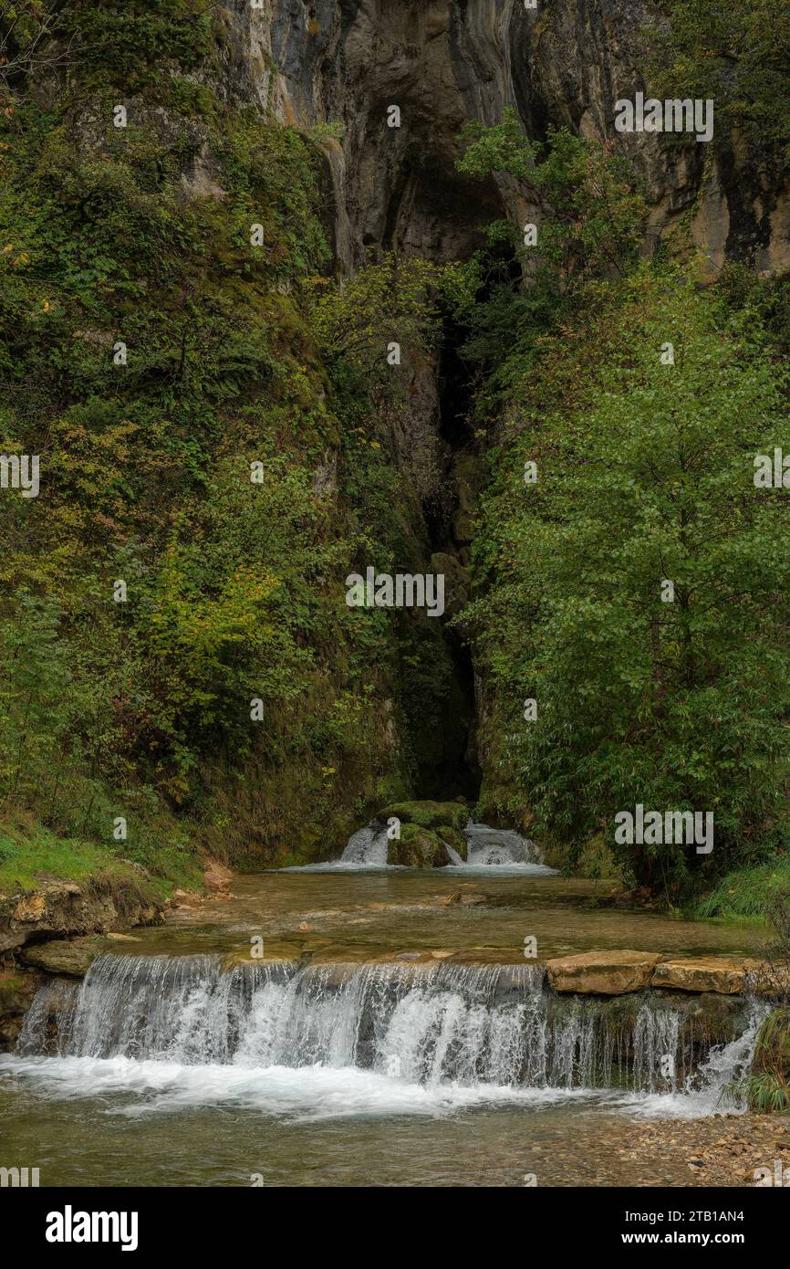 Fiume che emerge dalla grotta nel fiume Tarn nelle Gorges du Tarn, sotto l'altopiano del Causse Méjean a Lozère, in Francia. Foto Stock