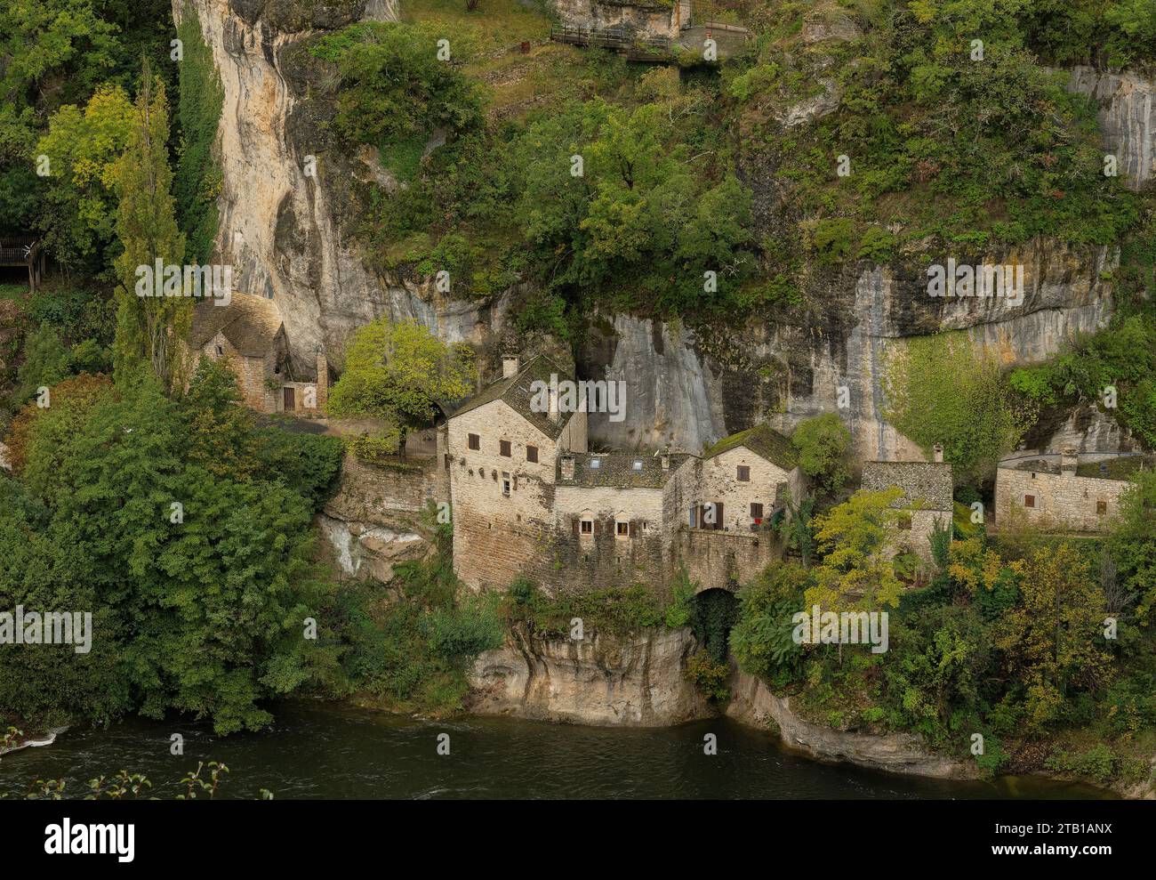 Il borgo medievale di Castelbouc, nelle Gorges du Tarn, sotto l'altopiano del Causse Méjean a Lozère, in Francia. Foto Stock