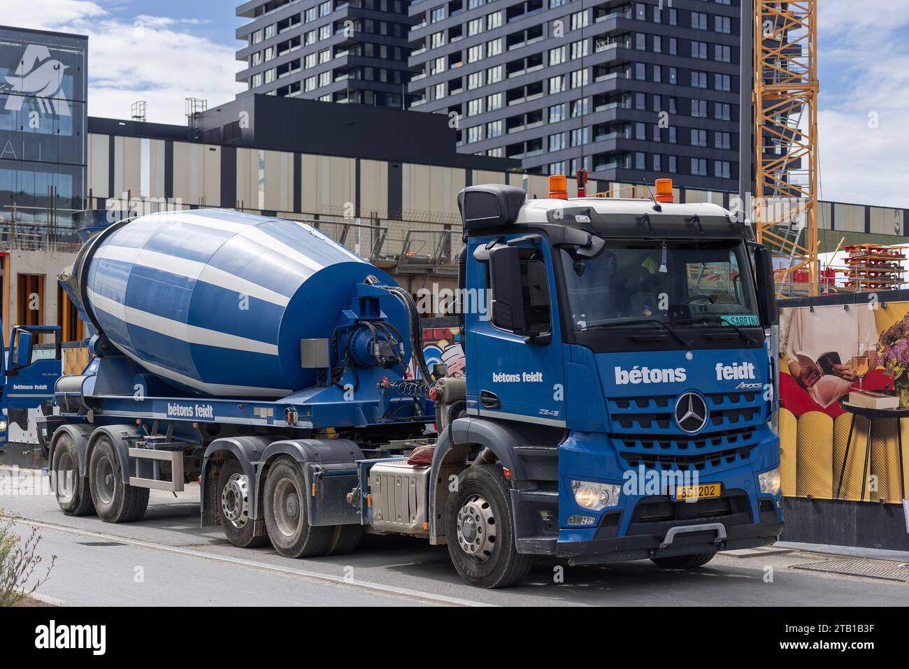 Città di Lussemburgo, Lussemburgo - miscelatore Blue Truck Mercedes-Benz Arocs 2548 in cantiere. Foto Stock