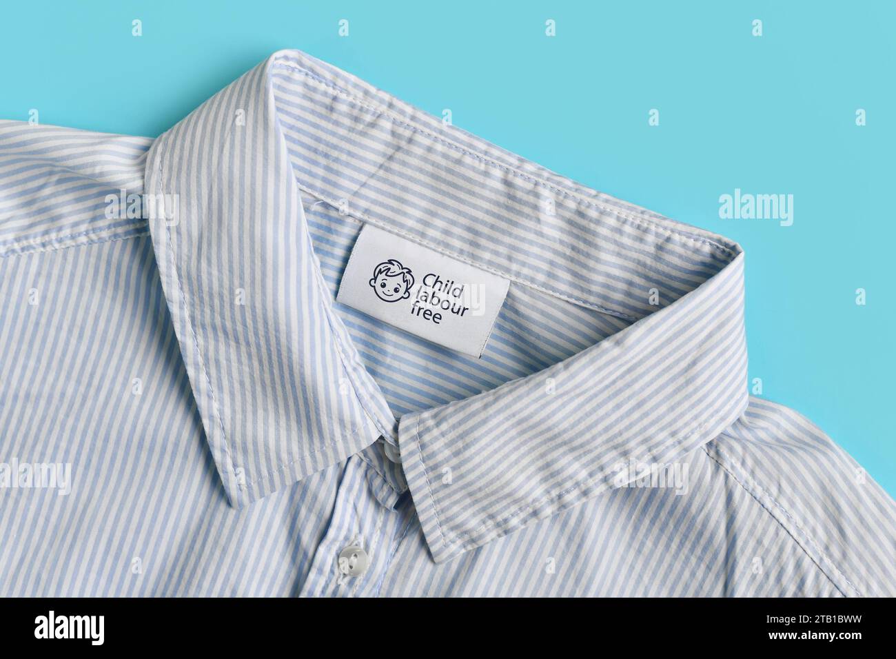 Etichetta di abbigliamento con il testo "lavoro minorile libero" Foto Stock