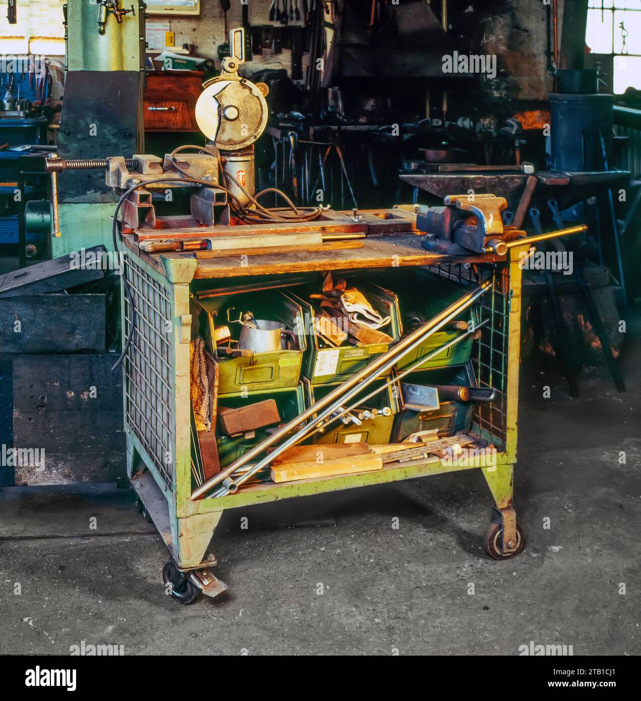 Ripresa dettagliata di una storica bottega del fabbro Foto Stock