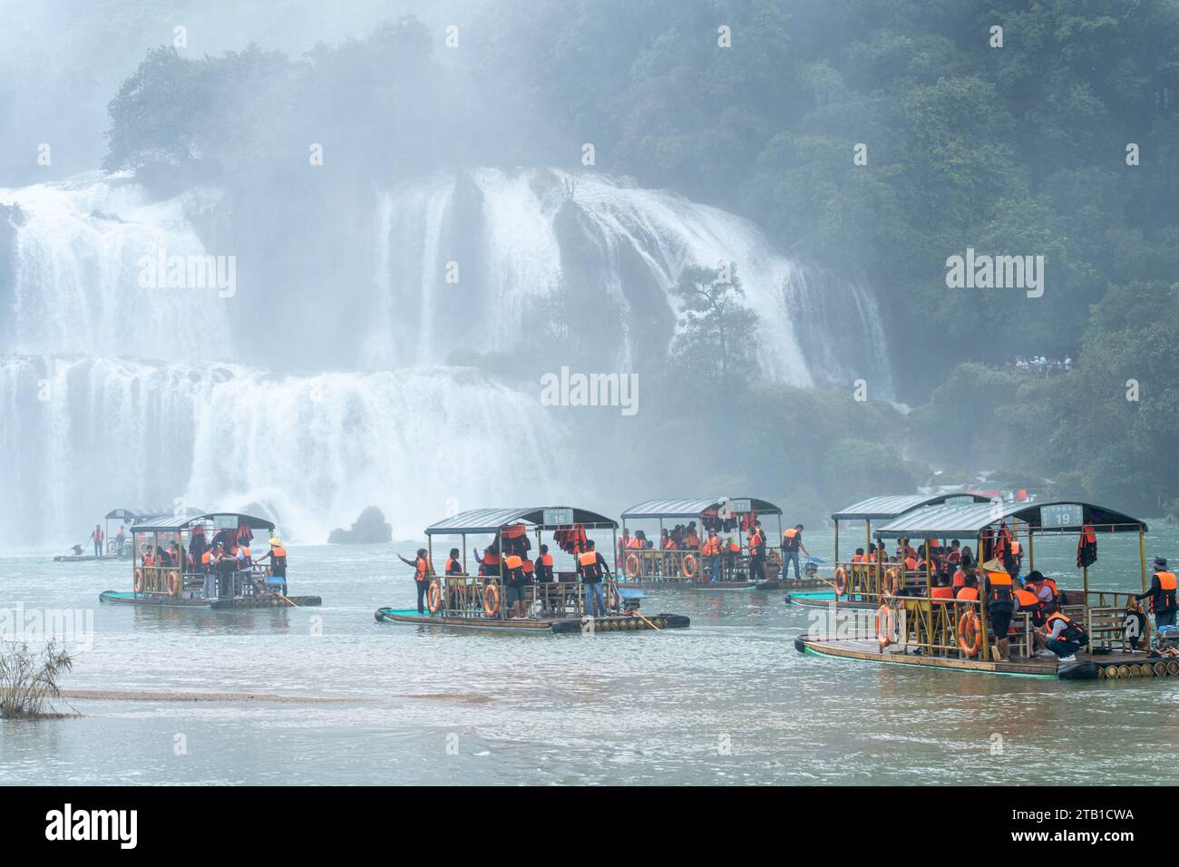 Vista della cascata Detian o Ban Gioc, Cao Bang, Vietnam. La cascata Ban Gioc è una delle prime 10 cascate del mondo. Concetto di viaggio e paesaggio Foto Stock