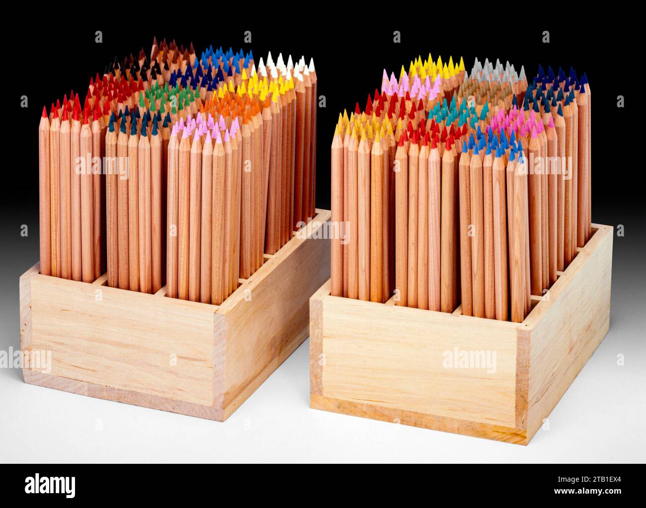 Due rack in legno con matite colorate sul retro sfumato Foto Stock