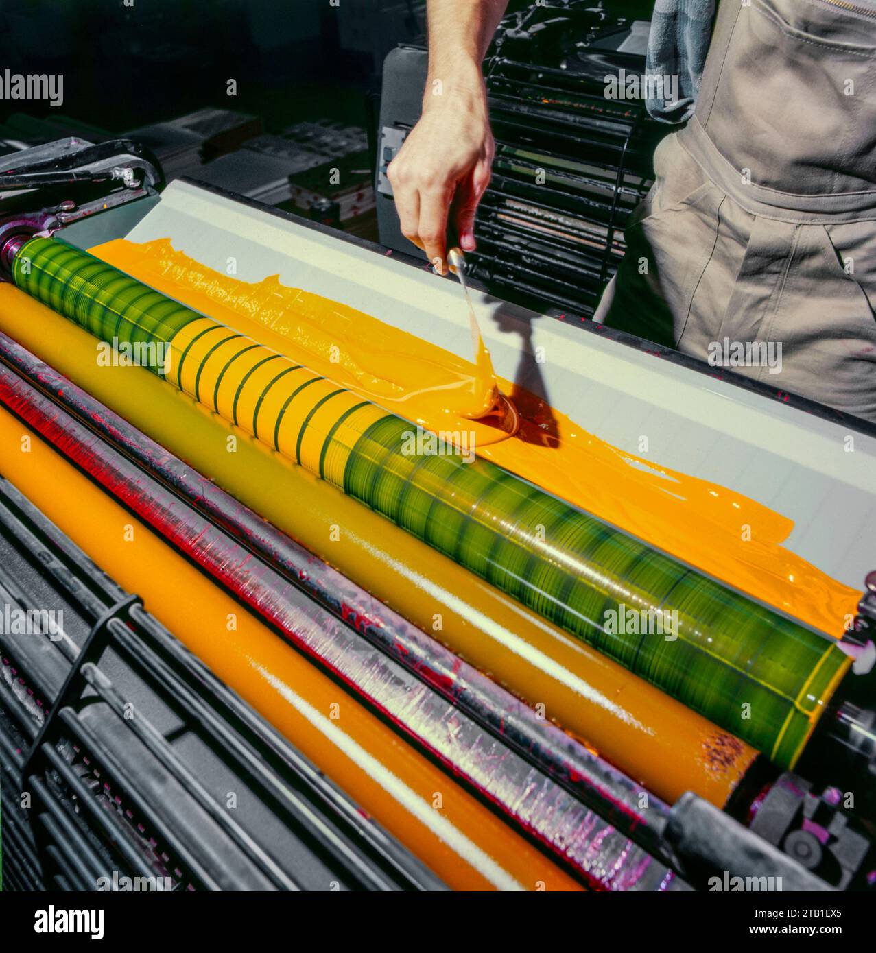 Rulli di inchiostrazione in una macchina di stampa offset Foto Stock