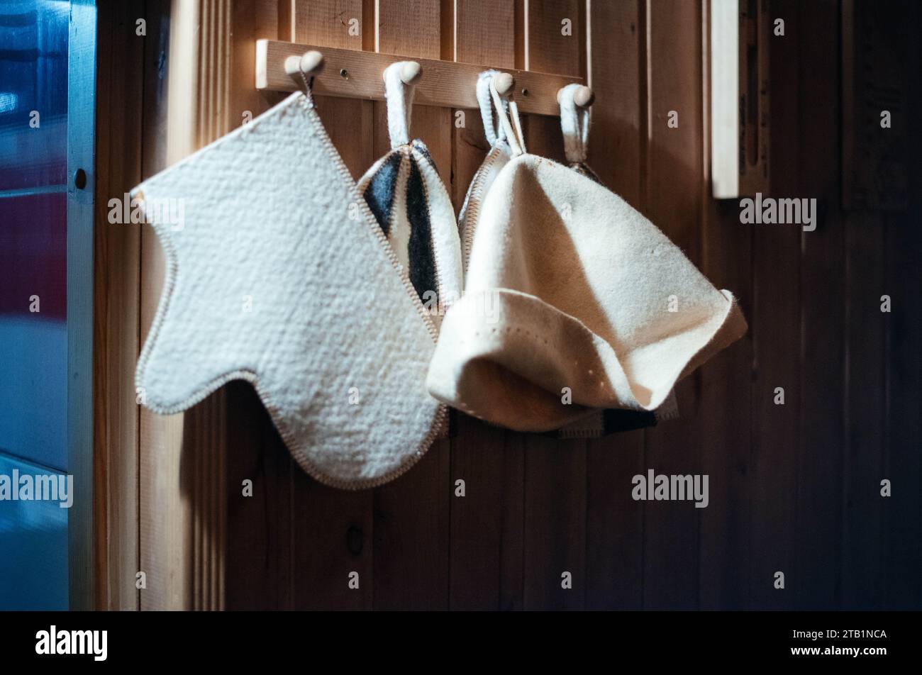 vari accessori per la sauna in una sauna in legno. Foto Stock