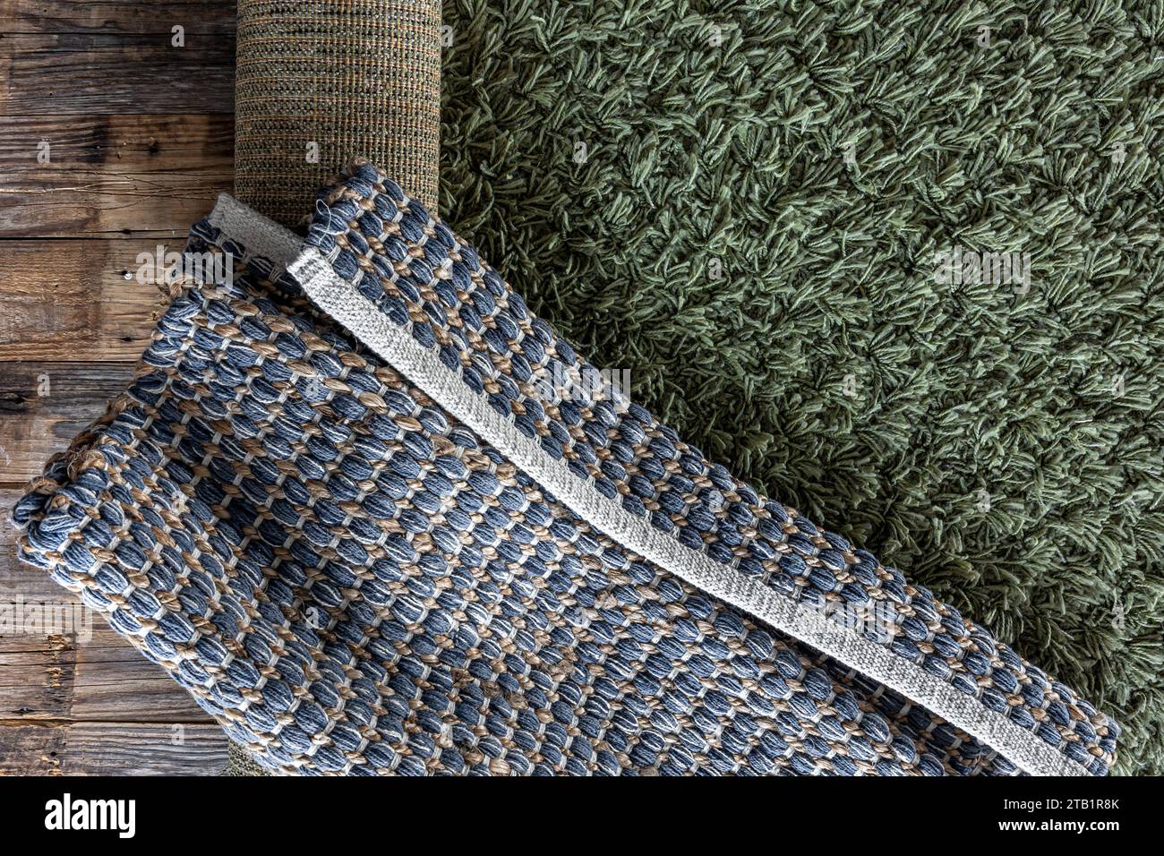 Tappeto in denim geometrico intrecciato a mano su pavimento in legno. Foto Stock