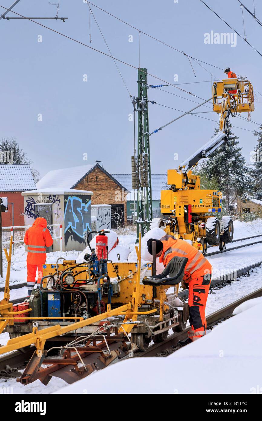 Lübbenau: Zweigleisiger Ausbau der Bahnstrecke Berlin-Cottbus DEU/Brandenburg/Lübbenau Â in Lübbenau laufen die Vorbereitungen für den künftig wieder zweigleisigen Ausbau der Bahnstrecke Berlin-Cottbus. Die Arbeiten am Straße Berliner Bahnübergang dauern an. Dort werden zwei Hilfsbrücken eingesetzt sowie Spunddielen für eine wasserundurchlässige Baugrube ins Erdreich gerammt. Die Maßnahme zur Beseitigung von vier Bahnübergängen haben anche begonnen. Dafür werden Hilfsbrücken eingebaut. Diese machen es erforderlich, dass Gleise und Oberleitung außer Betrieb genommen werden müssen. Daher Wird der Foto Stock