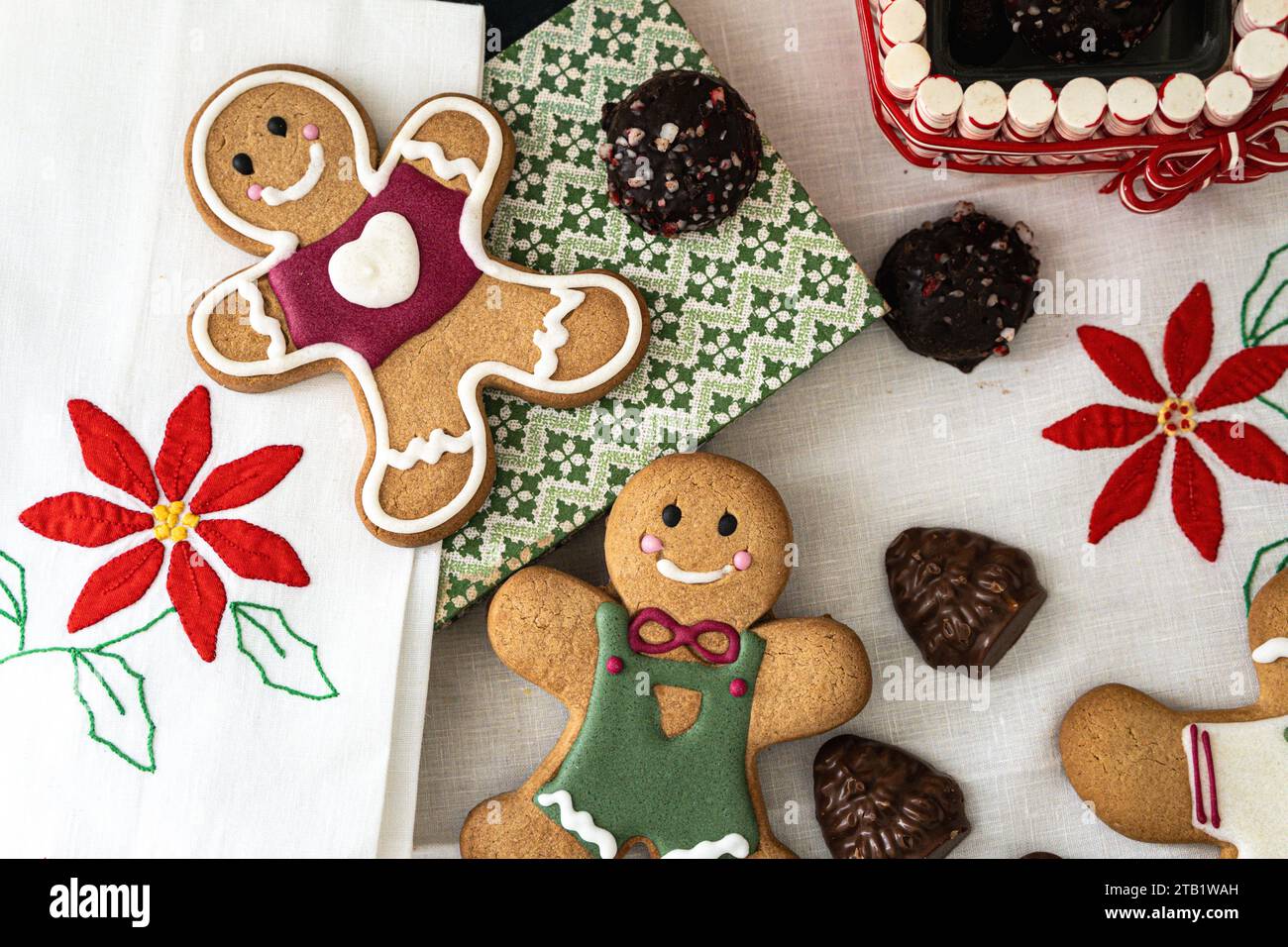 Prelibatezze natalizie al cioccolato e alla gente di pan di zenzero Foto Stock