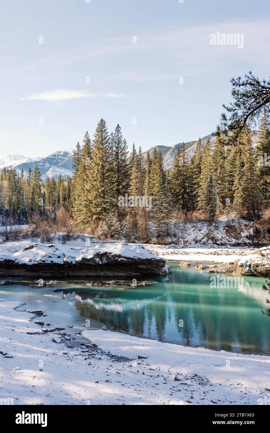 Paesaggio invernale di montagne e acque turchesi a Canmore, Alberta Foto Stock