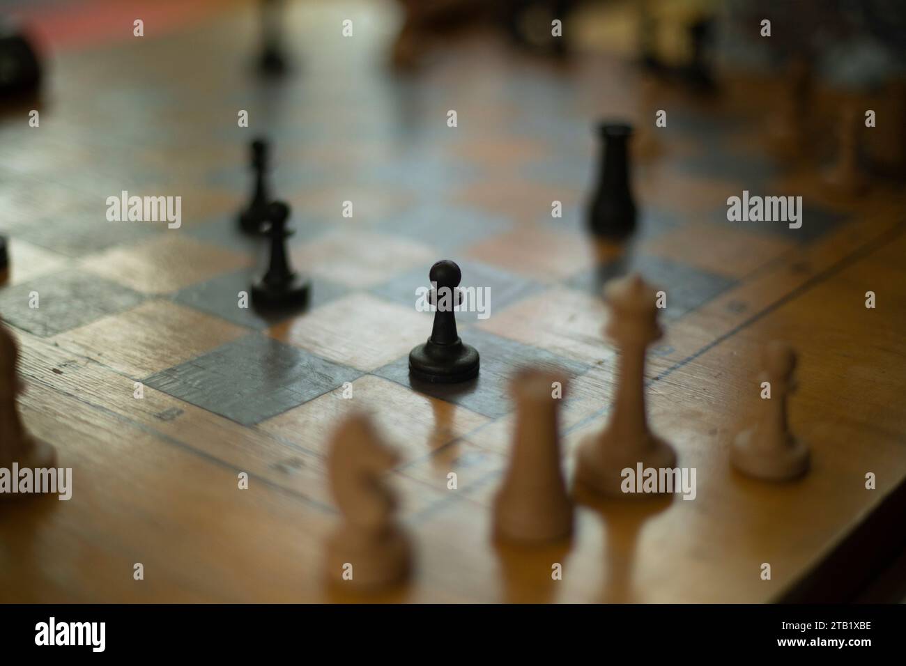 Partita a scacchi. Competizione sportiva. Pezzi da scacchi a bordo. Foto Stock