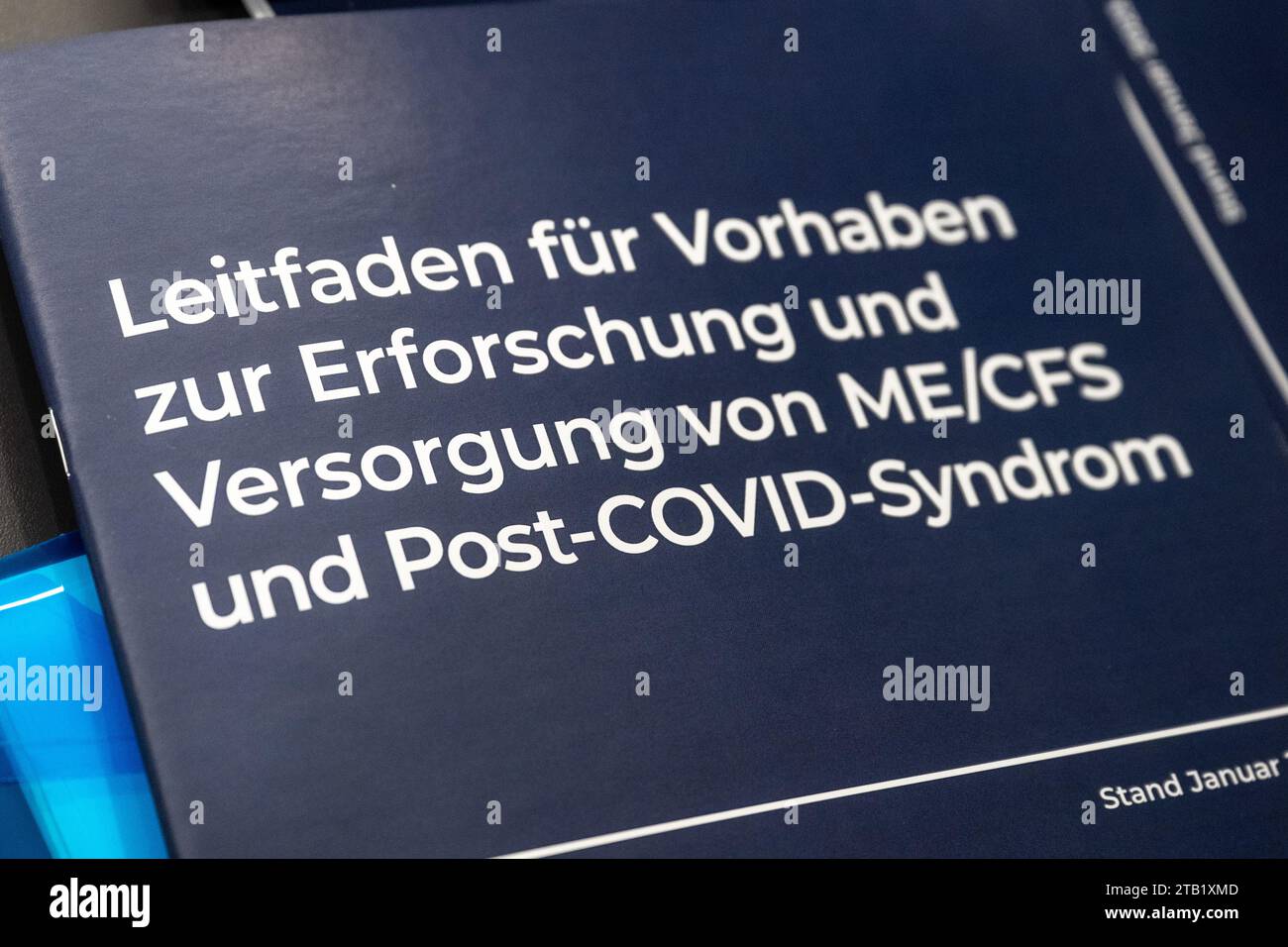 Berlino, Germania. 4 dicembre 2023. "Linee guida per progetti di ricerca e assistenza per ME/CFS e sindrome post-COVID" figura sulla pagina di copertina di un documento presentato a una tavola rotonda per migliorare l'assistenza e il sostegno alle persone con disabilità a lungo termine dopo le infezioni da corona. Credito: Christophe Gateau/dpa/Alamy Live News Foto Stock