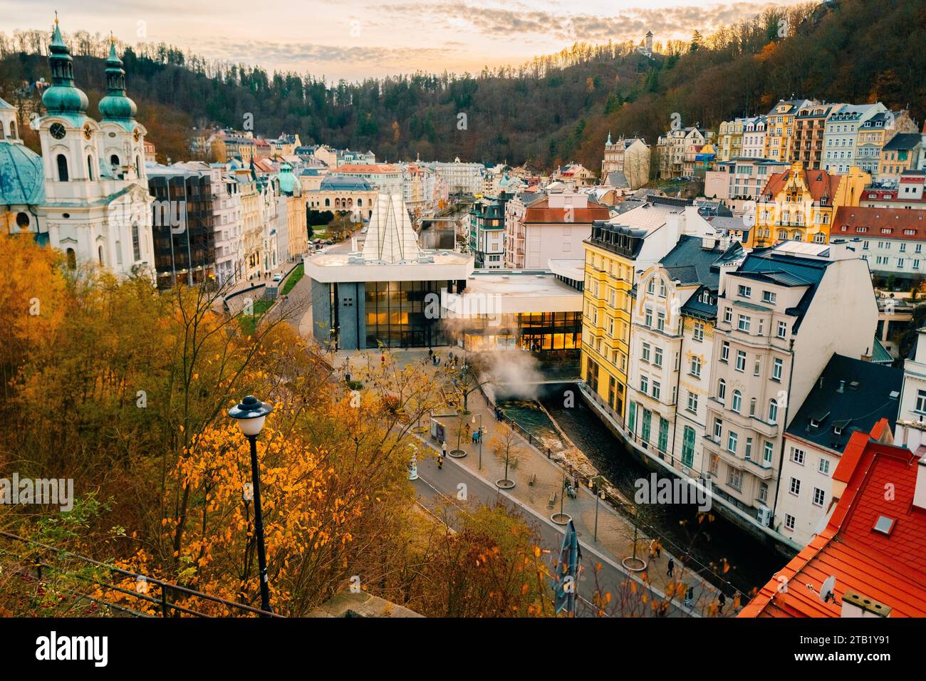 Vista panoramica di Karlovy Vary in autunno, case colorate Foto Stock