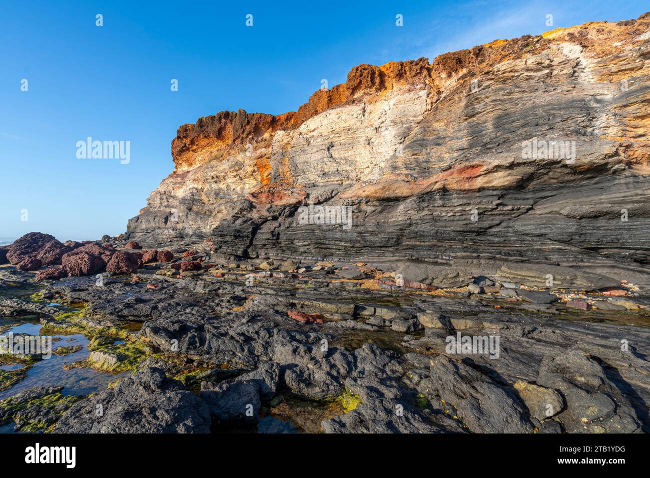 Litorale roccioso con bassa marea, Red Cliffs, Yuraygir National Park NSW Foto Stock