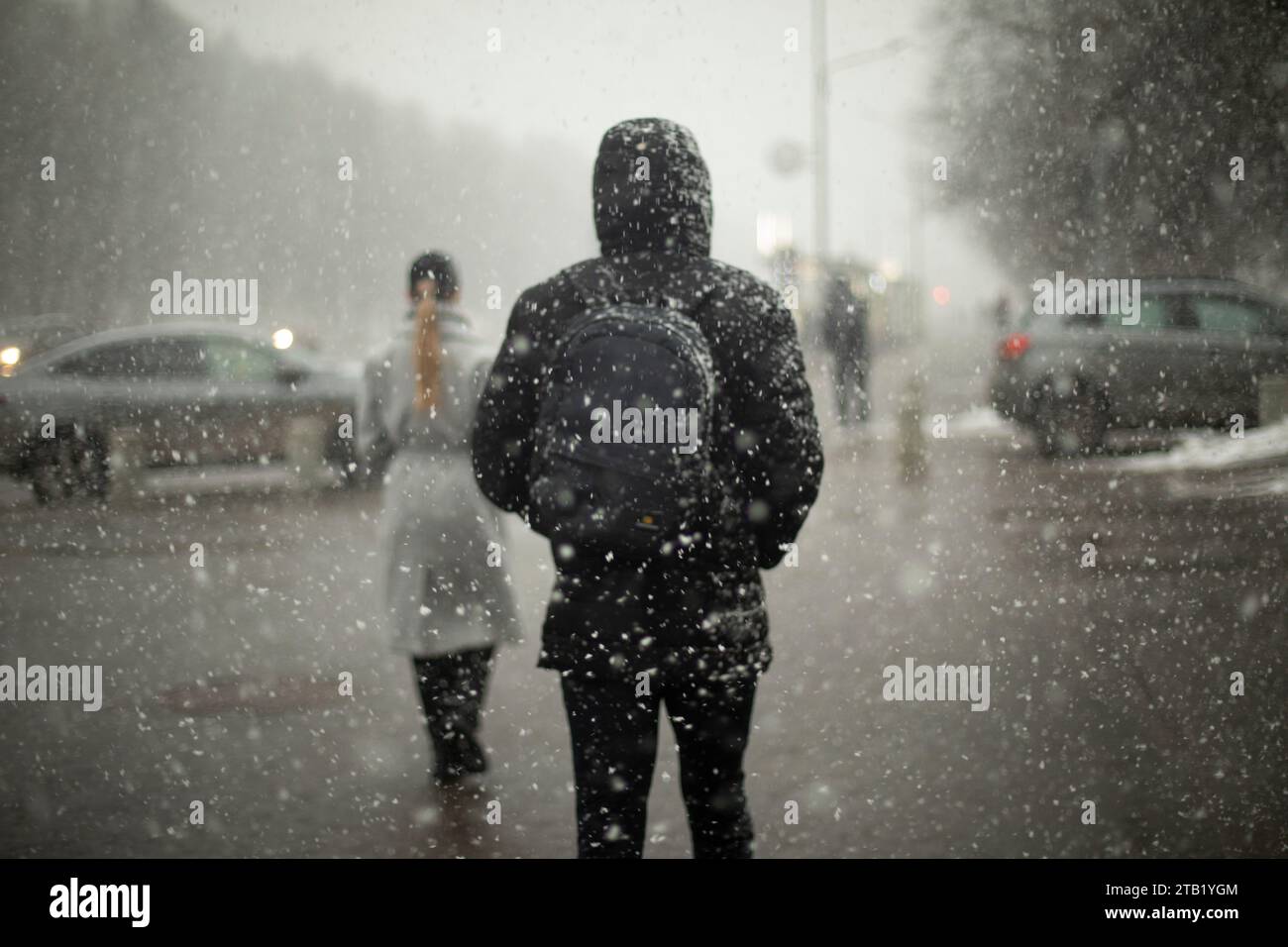 Neve in città. La neve pesante cade all'esterno. Foto Stock