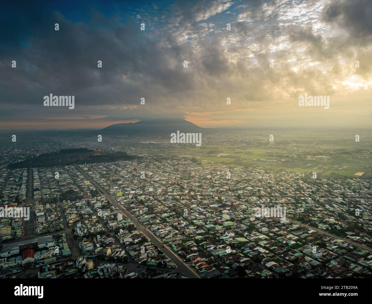 Vista aerea del paesaggio urbano e della pianificazione della città di Tay Ninh, Vietnam, lontano si trova la montagna Ba Den al mattino. Concetto di viaggio e paesaggio Foto Stock