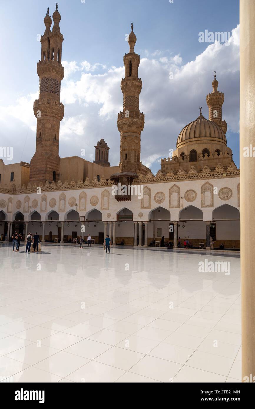 Patio della moschea di al-Azhar durante una giornata di sole al Cairo Foto Stock