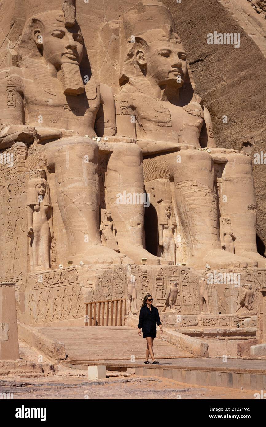 Donna latina che esce dal grande Tempio di Ramses II, Abu Simbel Foto Stock