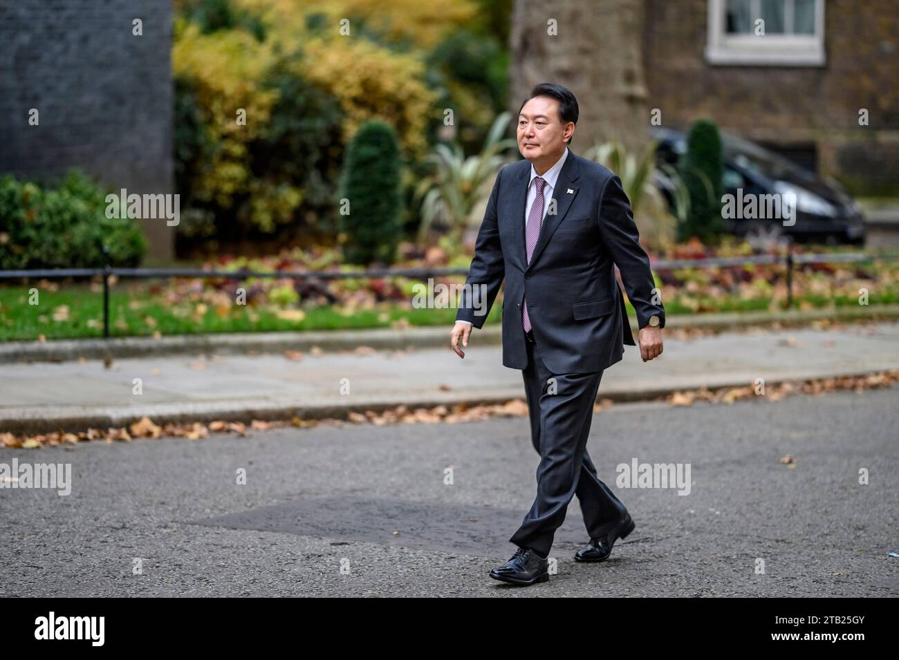 Yoon Suk Yeol, presidente della Corea del Sud, arriva a Downing Street per un incontro con il primo ministro Rishi Sunak, il 22 novembre 2023 Foto Stock