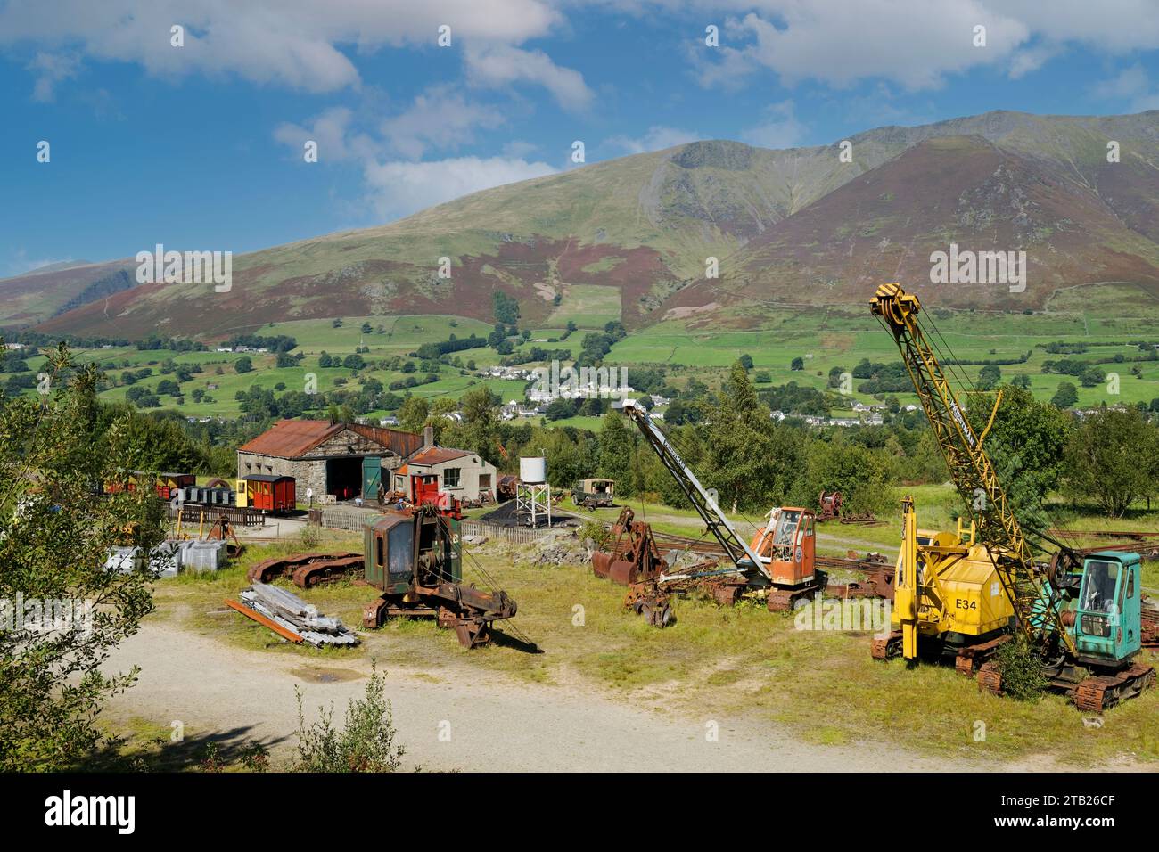 Vecchie macchine d'epoca, escavatori, attrezzature industriali e scavatori al Threlkeld Quarry and Mining Museum in estate vicino a Keswick, Cumbria, Inghilterra, Regno Unito Foto Stock