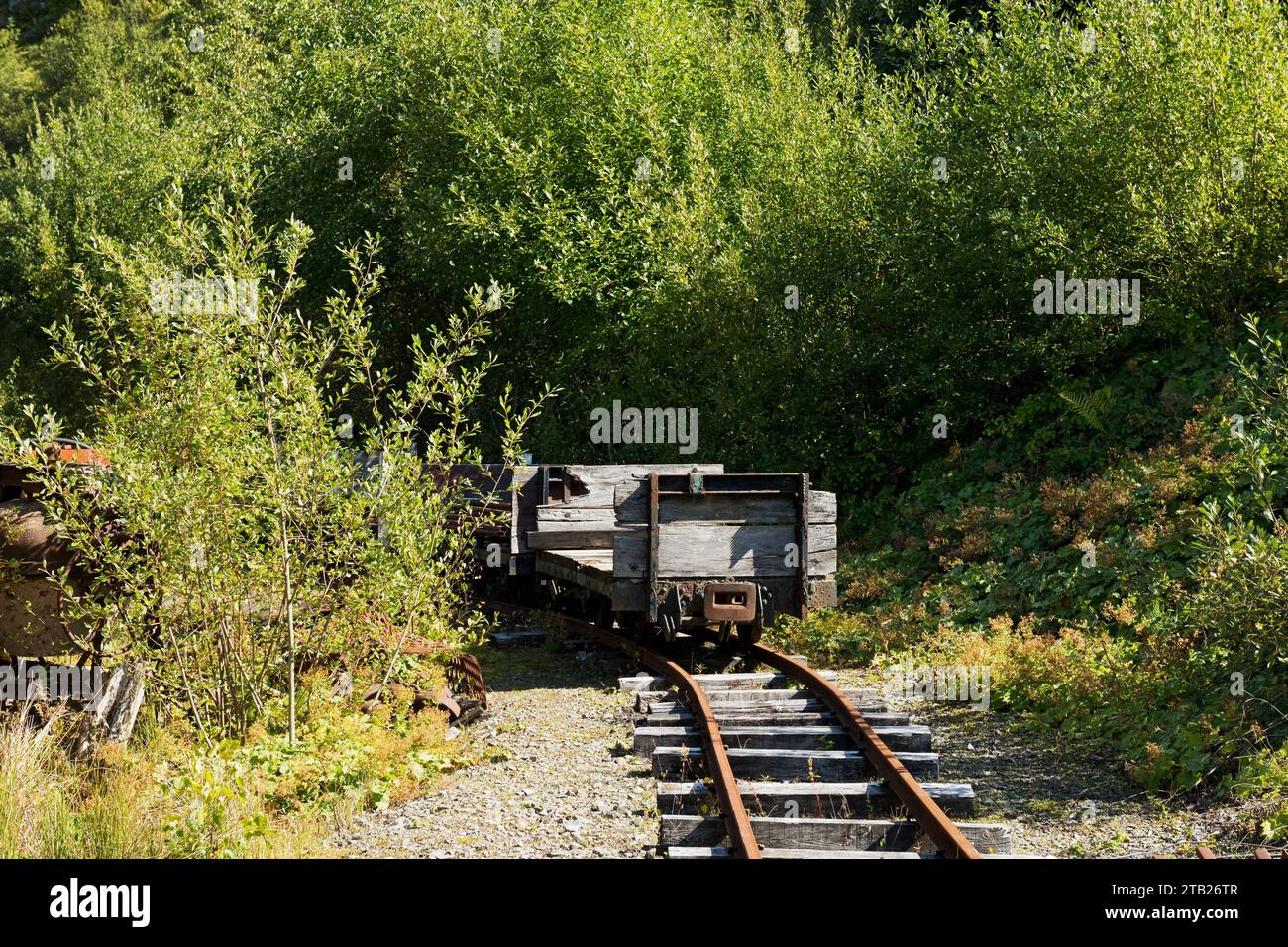 Vecchia ferrovia arrugginita e carrozza di carri in ardesia a Threlkeld Quarry and Mining Museum vicino a Keswick Cumbria Inghilterra Regno Unito Foto Stock