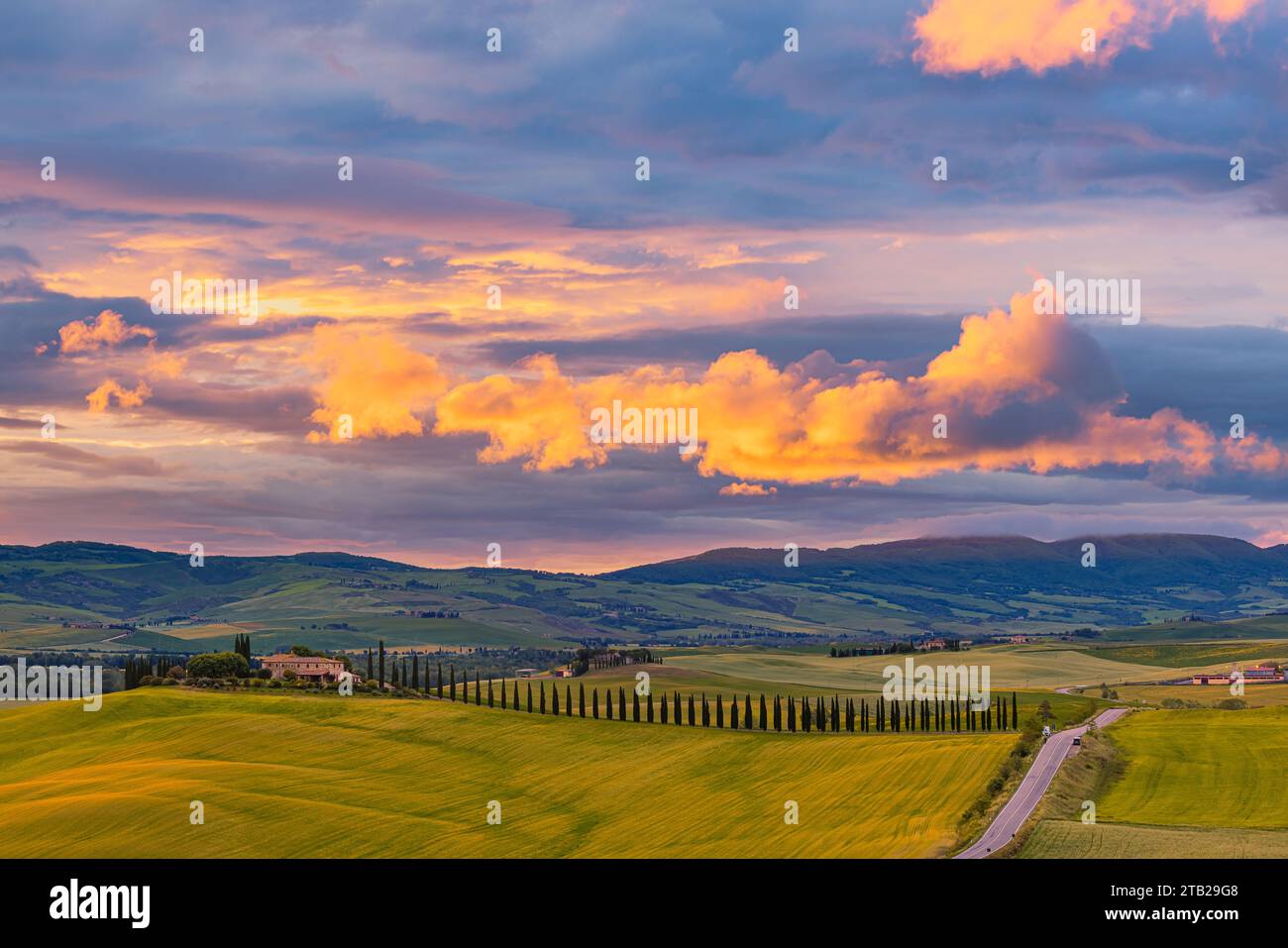 E' primavera in Toscana e l'immagine di un'alba all'Agriturismo Poggio Covili, situato vicino alla città di Castiglione d'Orcia, in Val d'Orcia sul mare Foto Stock