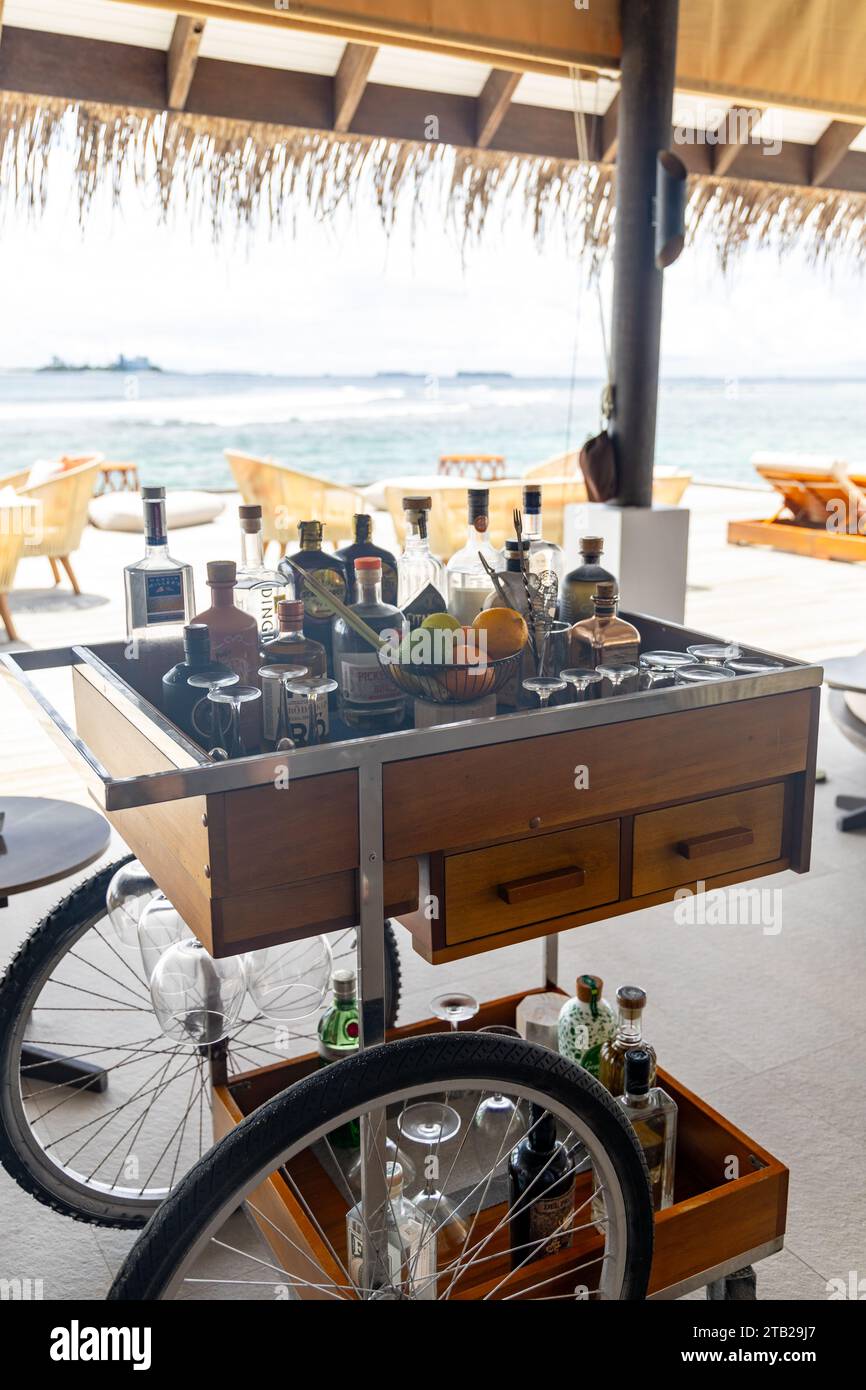 Carrello gin cocktail bar su misura presso l'Anantara Resort Maldives Foto Stock