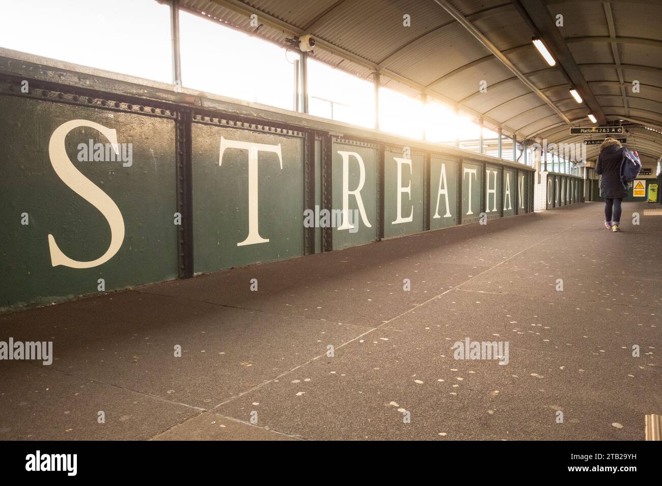 Cavalcavia della stazione ferroviaria comune di Streatham, Estreham Road, Streatham, Londra, SW16, Inghilterra, Regno Unito Foto Stock