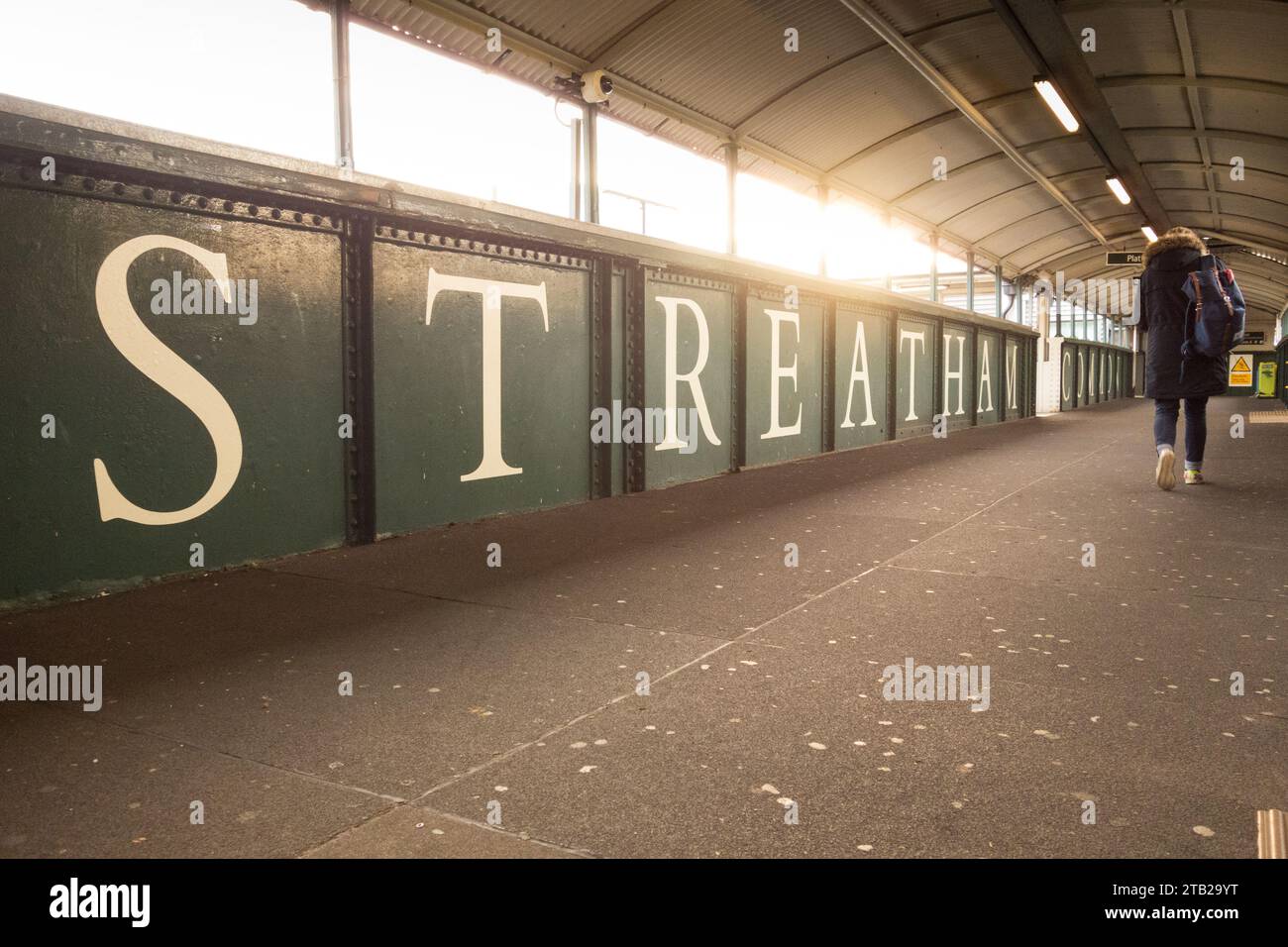 Cavalcavia della stazione ferroviaria comune di Streatham, Estreham Road, Streatham, Londra, SW16, Inghilterra, Regno Unito Foto Stock